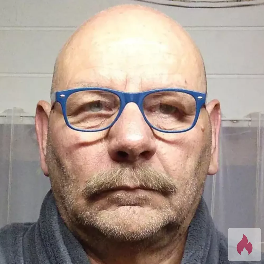 Zwei Süsse kleine Titten zum Spielen gesucht - Hessen / Kreis Groß-Gerau - Kontaktanzeige