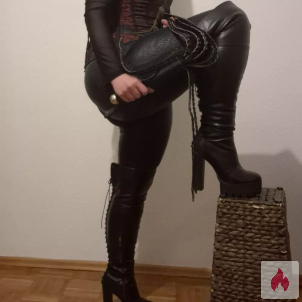 Domina / Bizarrlady bietet Session - Baden-Württemberg / Karlsruhe - Kontaktanzeige