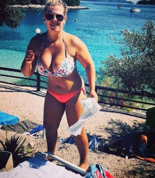 junge Blondine hat Lust auf nackte Haut und mehr