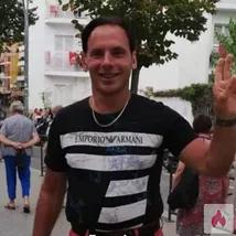 Bin Mann und suche zwei Frauen für Dreier 