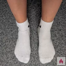Fußbilder und getragene Socken einer Studentin