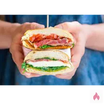 Welche Dame möchte wie ein Sandwich zwischen uns kommen