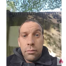 M bietet sich der Frau an