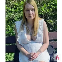 Devote dauergeile Dreilochstute 