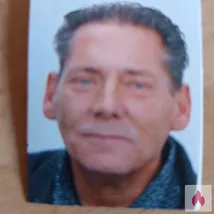 Hübscher Mann begleitet und erfüllt