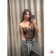 Ich bin eine fröhliche und neugierige Frau