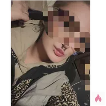 Versaute 28 jährige Schlampe verkauft Bilder und Videos