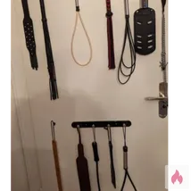 Devoter Sklave sucht sadistische Peitschenherrin !!