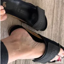 Stark getragene Schuhe, Socken und Höschen